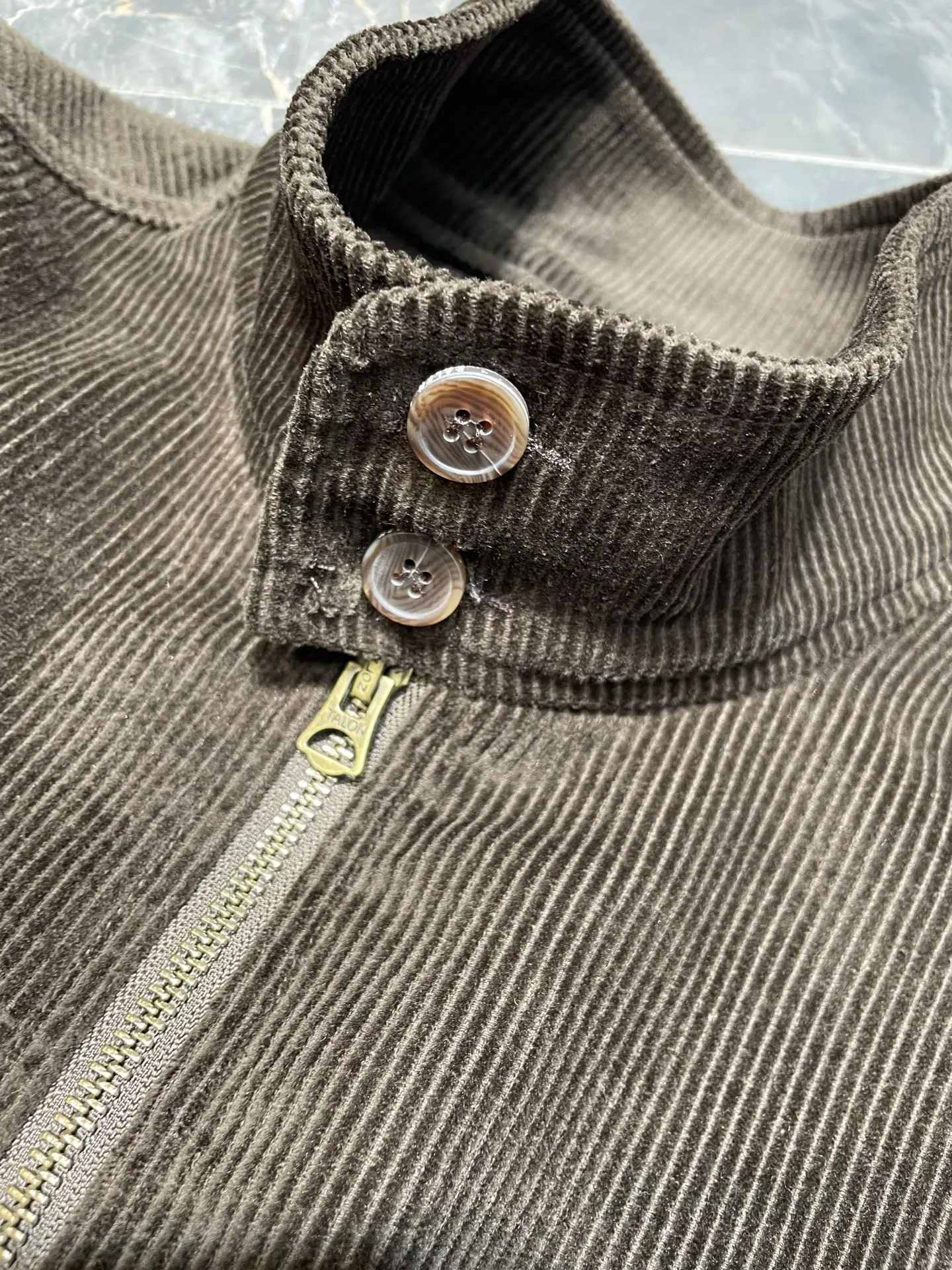 P490 Ralph La*ren 25Fw new autumn and winter retro corduroy jacket | Exclusive high-end version! Made of thick and skin-friendly corduroy fabric, it is warm and stylish in autumn and winter. The neat short version is friendly to all body shapes. It is made of retro brown and olive green fabrics with a texture that has accumulated over time. The stand-up collar design, metal zipper and iconic pony logo embroidery, and the tough tone of American retro workwear, allow this jacket to wander freely on the border between retro and classic. Every detail tells the fashion heritage of American retro.  Spot sale SML